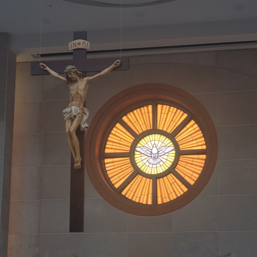 사진은 대전 진잠성당 안에 있는 십자고상과 성령을 상징하는 비둘기 그림의 스테인드글라스입니다.