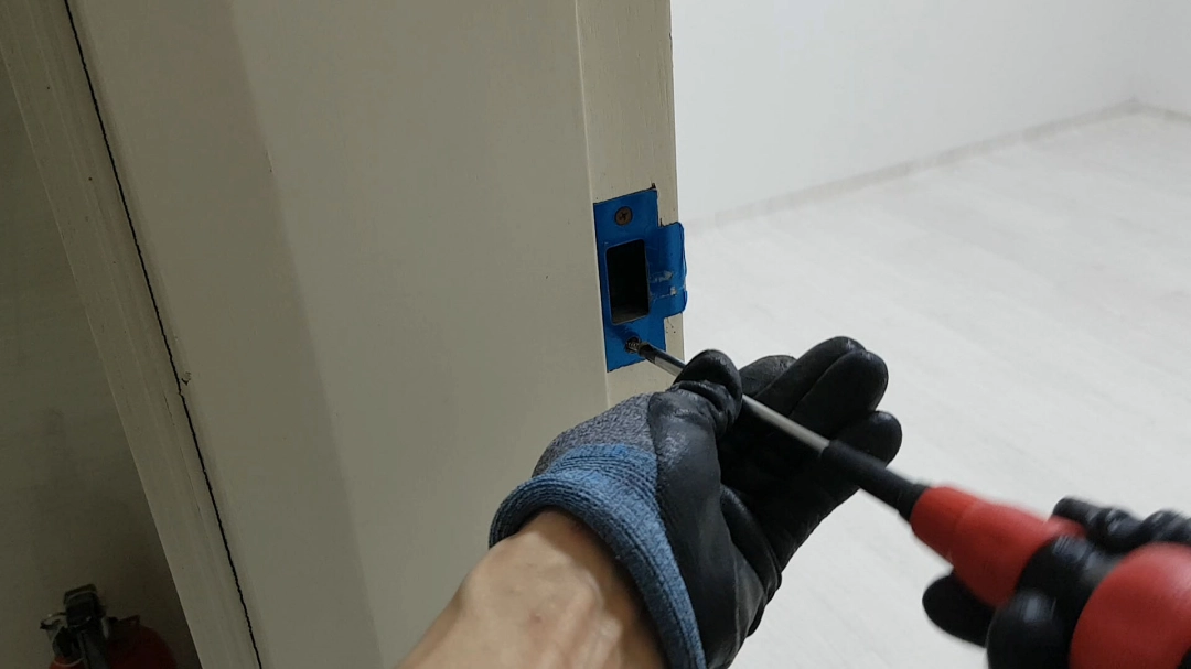 문틀 부품 고정 볼트 푸는 모습