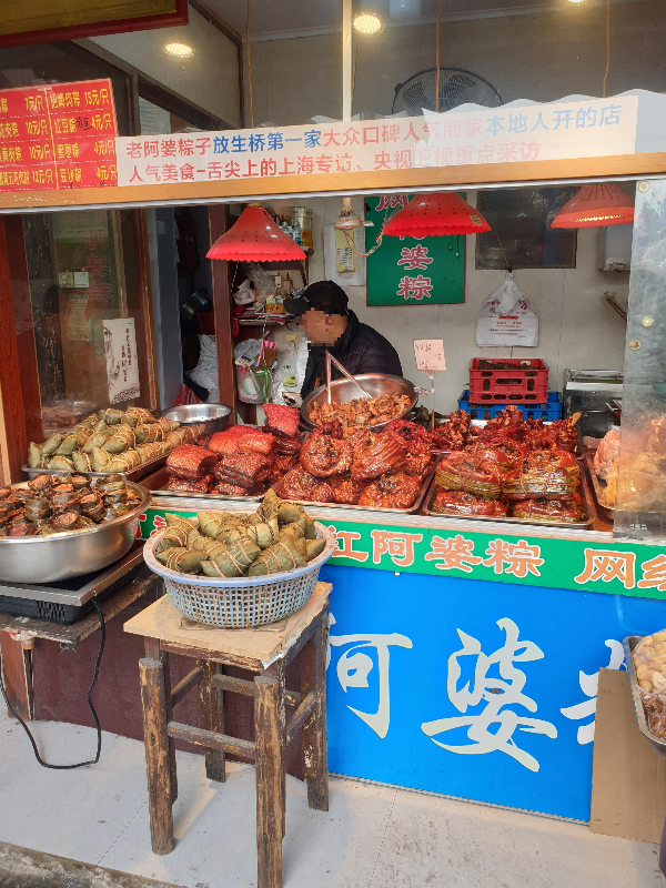 각종 고기류를 파는 가게. 사장님이 앉아서 고객들일 기다리고 있다.