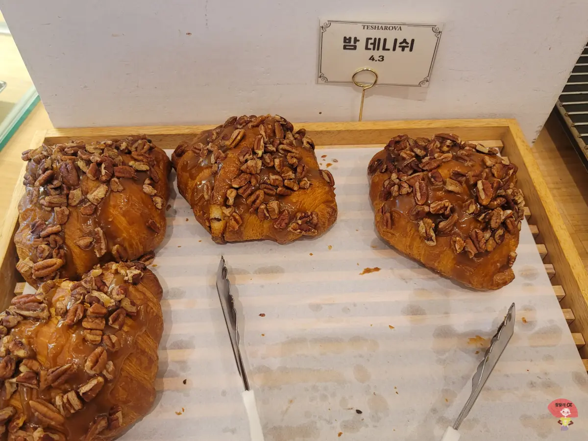 강원도-홍천-카페-테샤로바-밤-데니쉬-판매용-갈색빵-4덩어리가-바구니에-담긴-모습