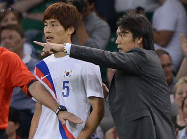 '4분 전역' 사건으로 불리는, 홍명보 감독이 김기희 선수를 경기에 투입시키는 장면