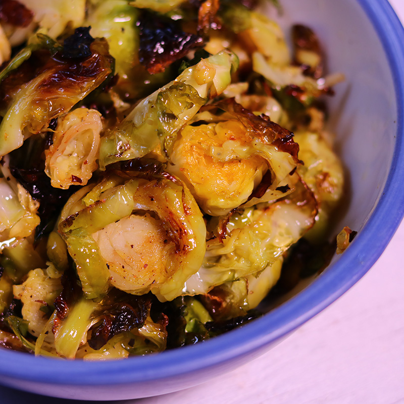 오븐에 구운 올리브오일 방울 양배추 요리