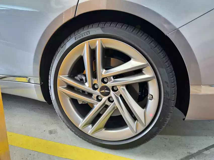 2024 G80 2.5T에 꽂힌 20인치 뒷바퀴입니다.