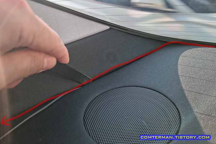 테슬라 모델3 하이랜드 후방 블랙박스 배선 뒷 선반 옆