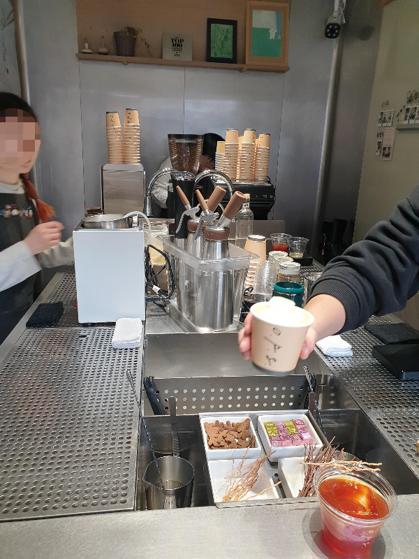 Pop Pop Pop 음료를 만들어 제공 중인 바리스타