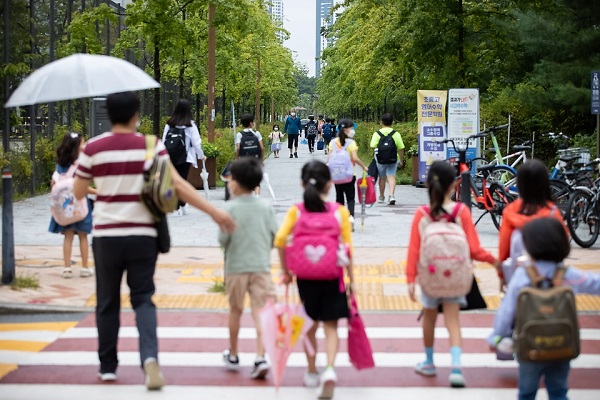 교육활동 전면 재개 5월부터 정상등교 확진자 발생 시 대응