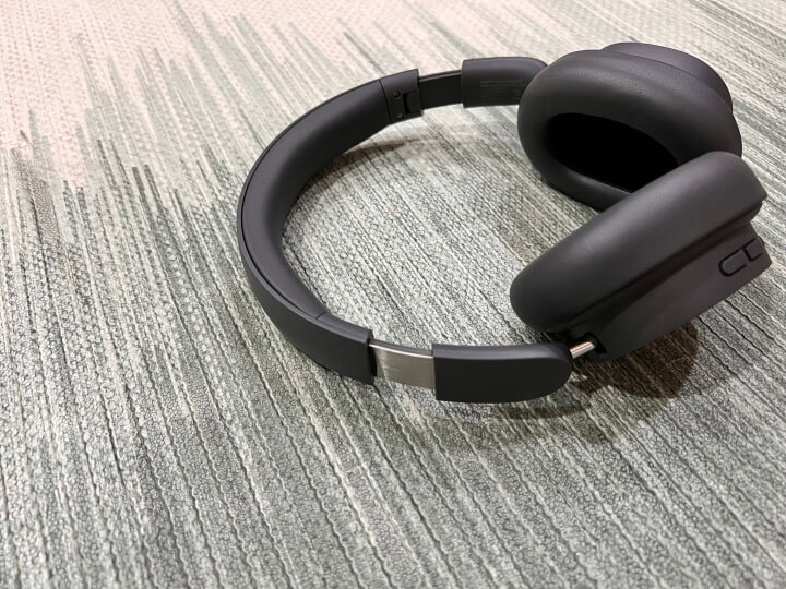 헤드폰 옆 모습