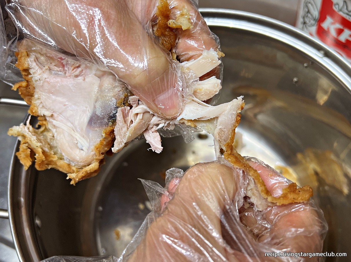 간단한 치킨 닭죽을 만드는데 들어가는 치킨을 찢어서 냄비에 넣는 사진