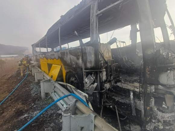 체험학습을 가는 초등학생을 태운 대형 버스에서 화재가 발생해 전소됐다. [사진=충남소방본부]