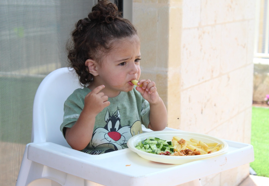 밥 먹고 있는 소아