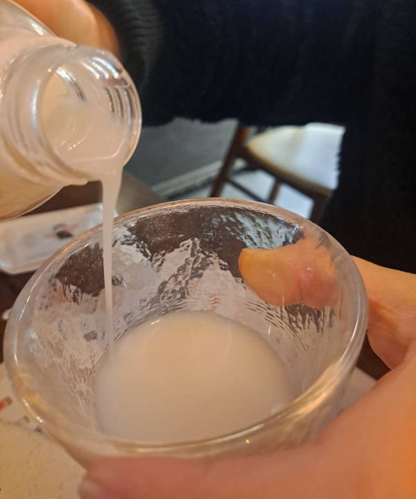 우이락 막걸리 따르는 중