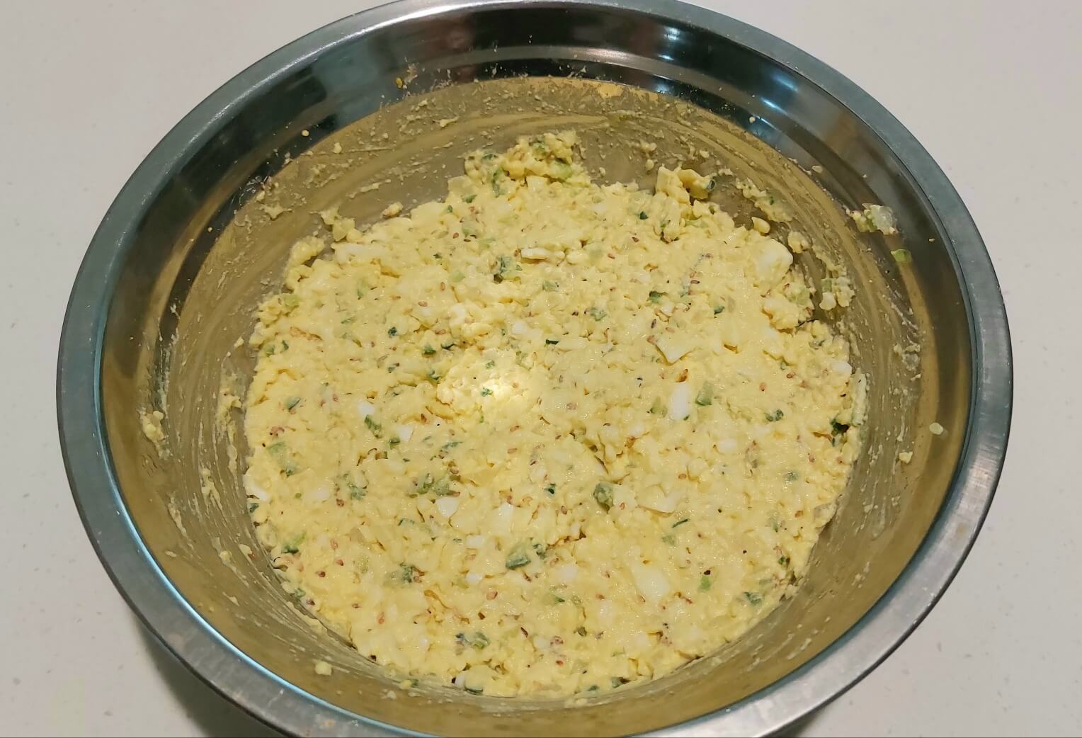 모든 재료를 넣어 만든 에그마요 속