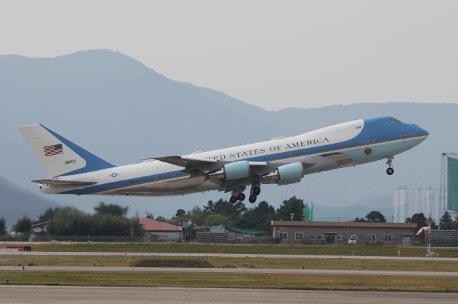 이륙하는 에어포스원 - 30일 부산 김해국제공항에 도널드 트럼프 미국 대통령이 탄 에어포스원이 이륙하고 있다.