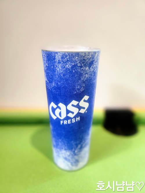 카스 변온컵 시원한 맥주로 블루색으로 변한 모습