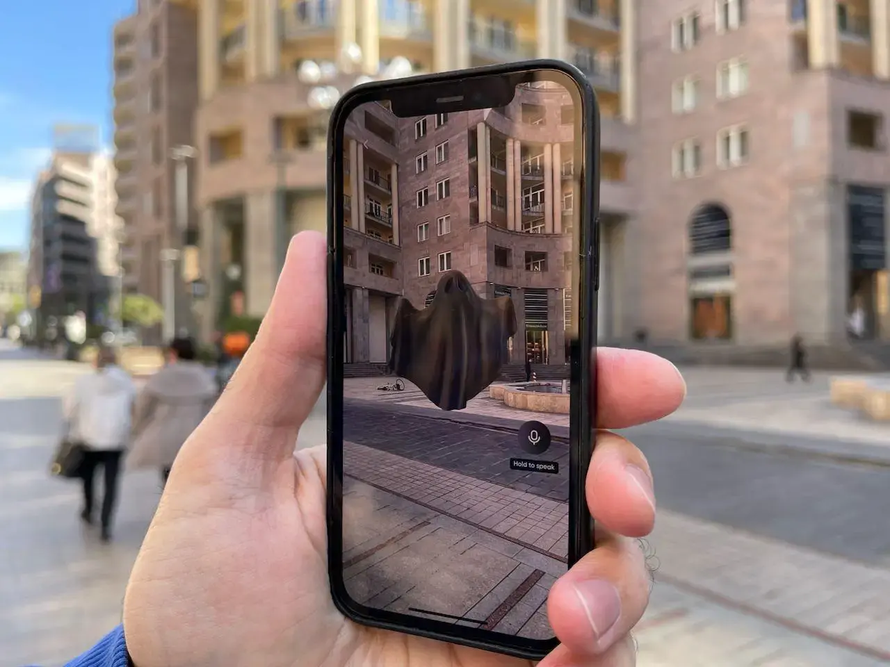 증강 현실에서 AI 아바타를 출시하는 Spheroid 앱
