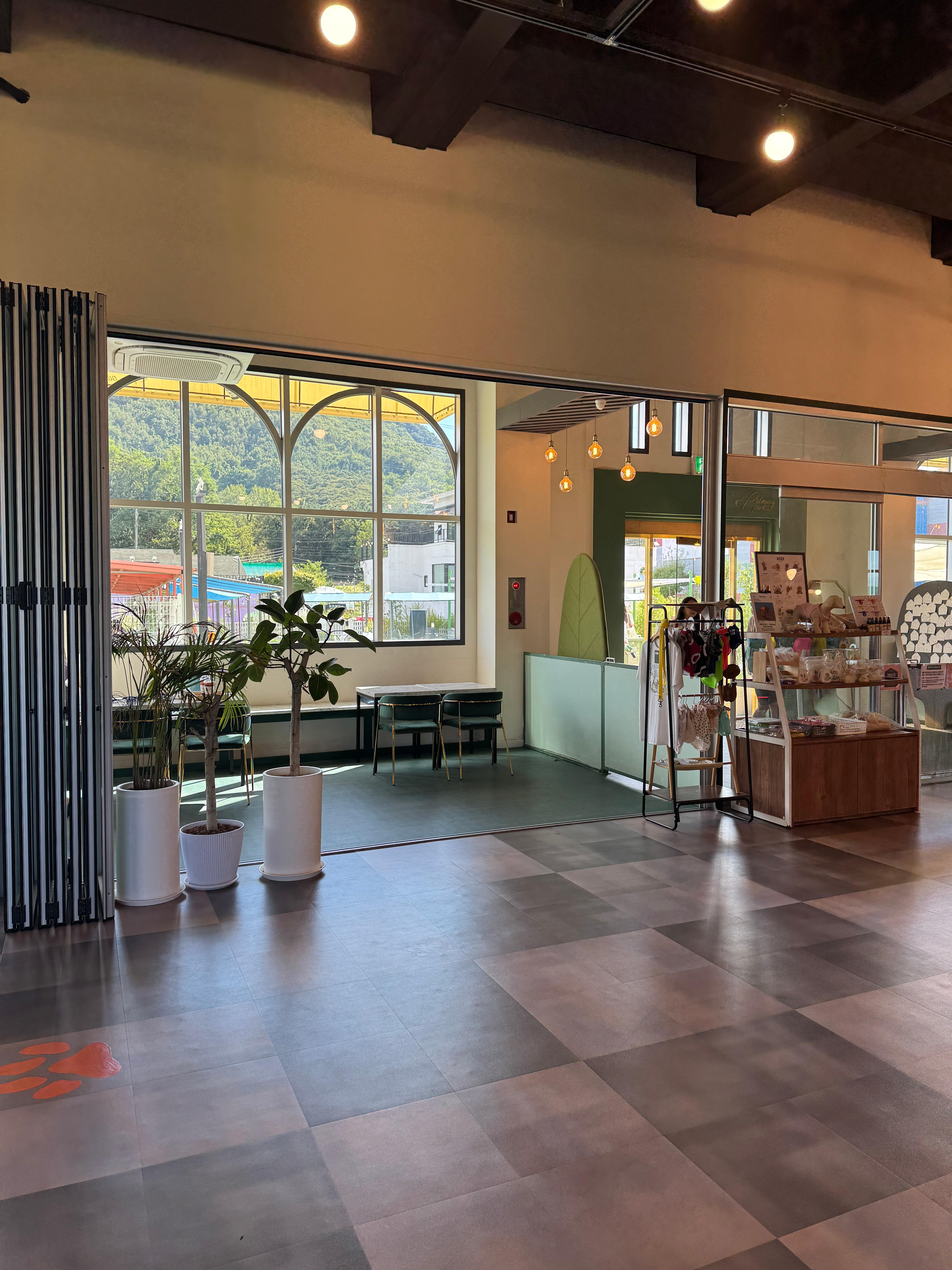 풀멍파트 실내 입구쪽 테이블 모습