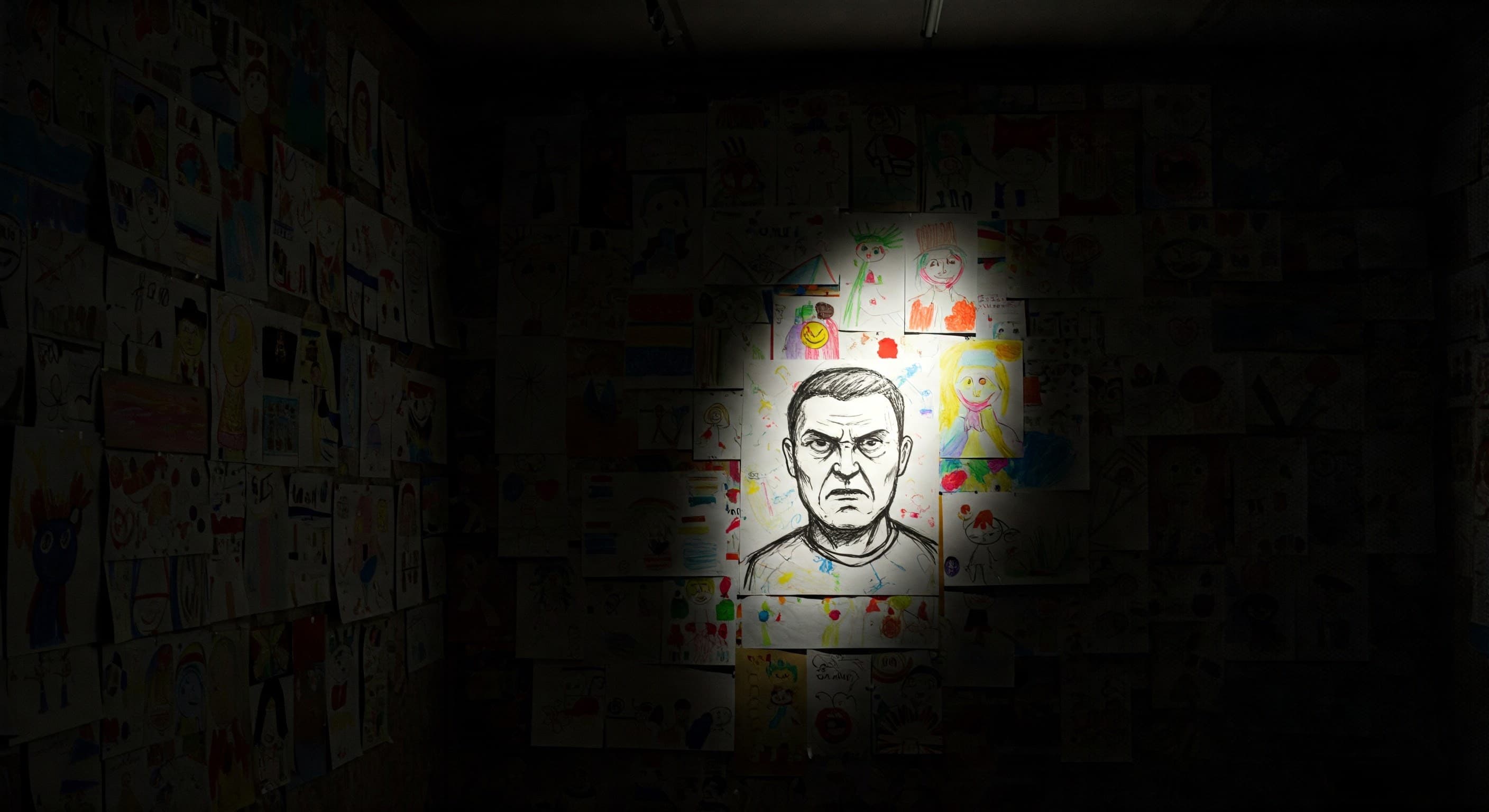 스포트라이트를 받은 험상궂은 얼굴의 남자 그림