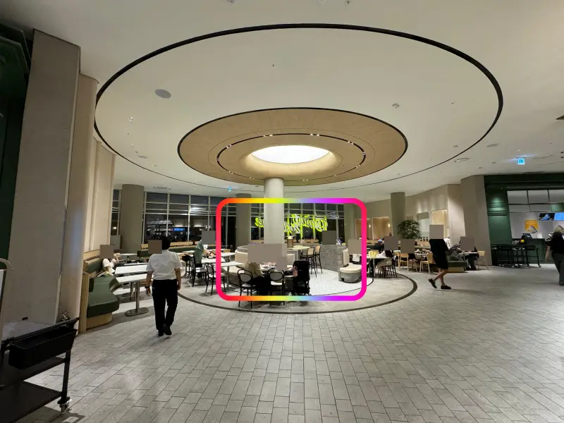 다이닝 에비뉴 테라스 존 전경과 중정 강조 사진