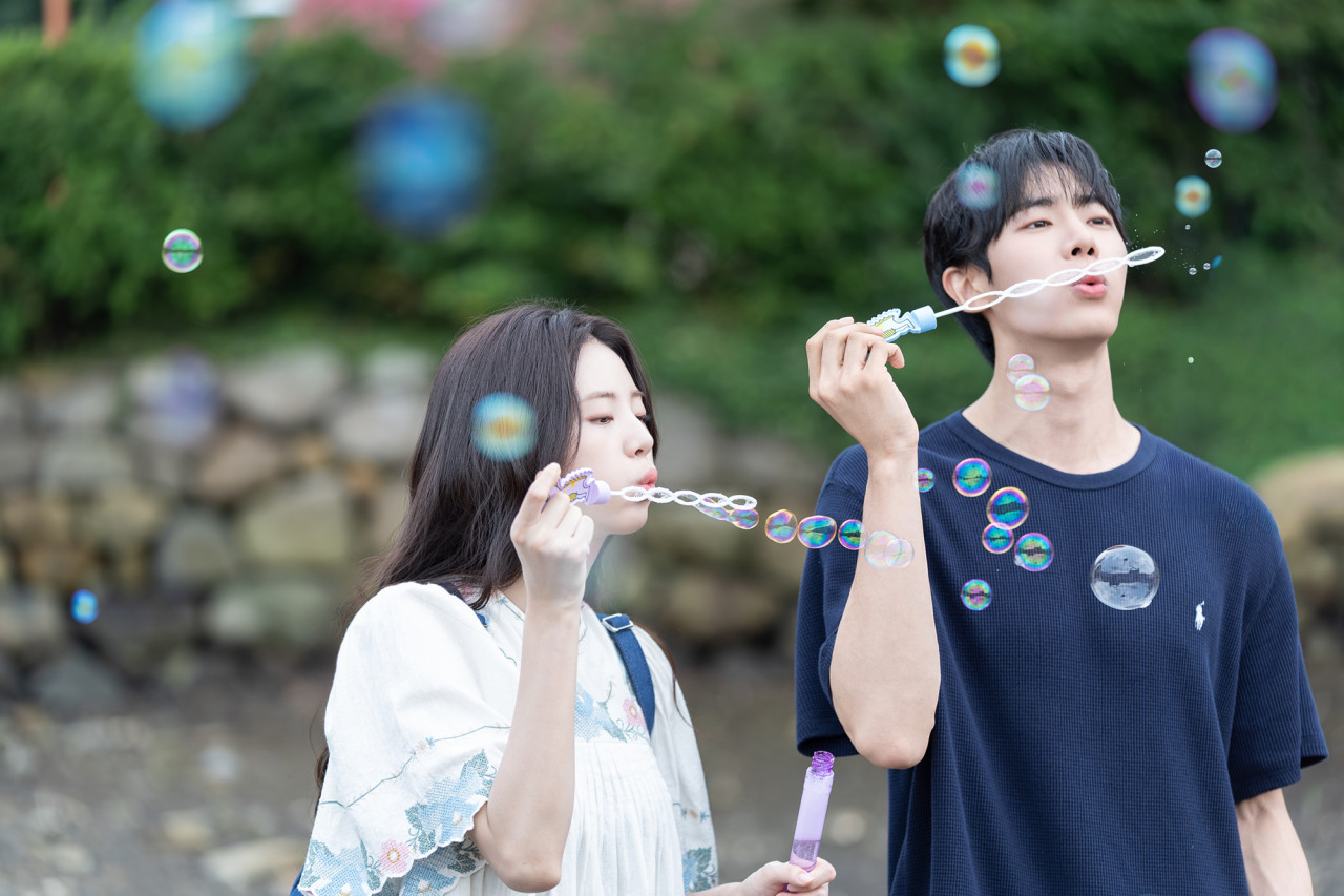 오늘 밤 세계에서 이 사랑이 사라진다 해도 김재원 한서윤 추영우 신시아 비눗방울 장면 스틸컷
