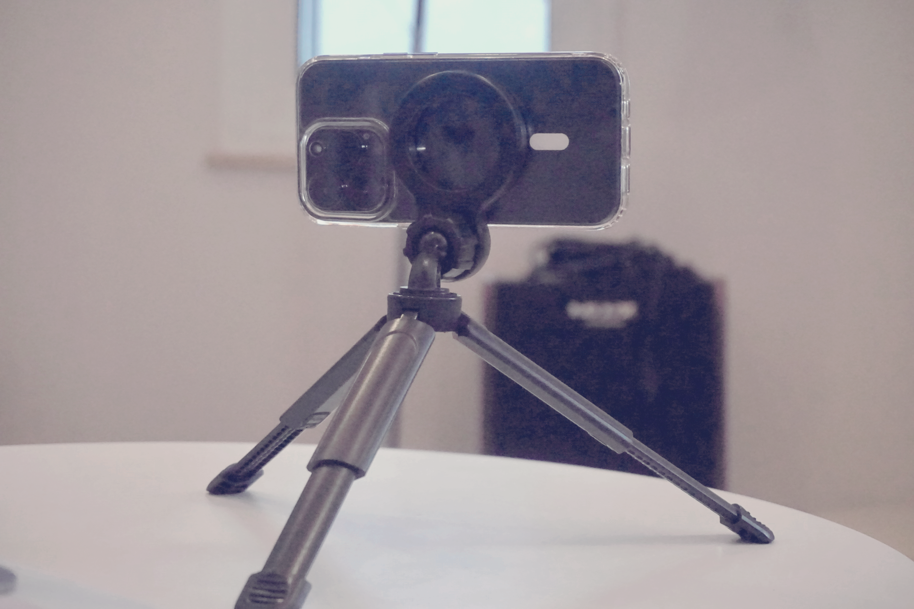삼각대에 아이폰을 장착한 모습