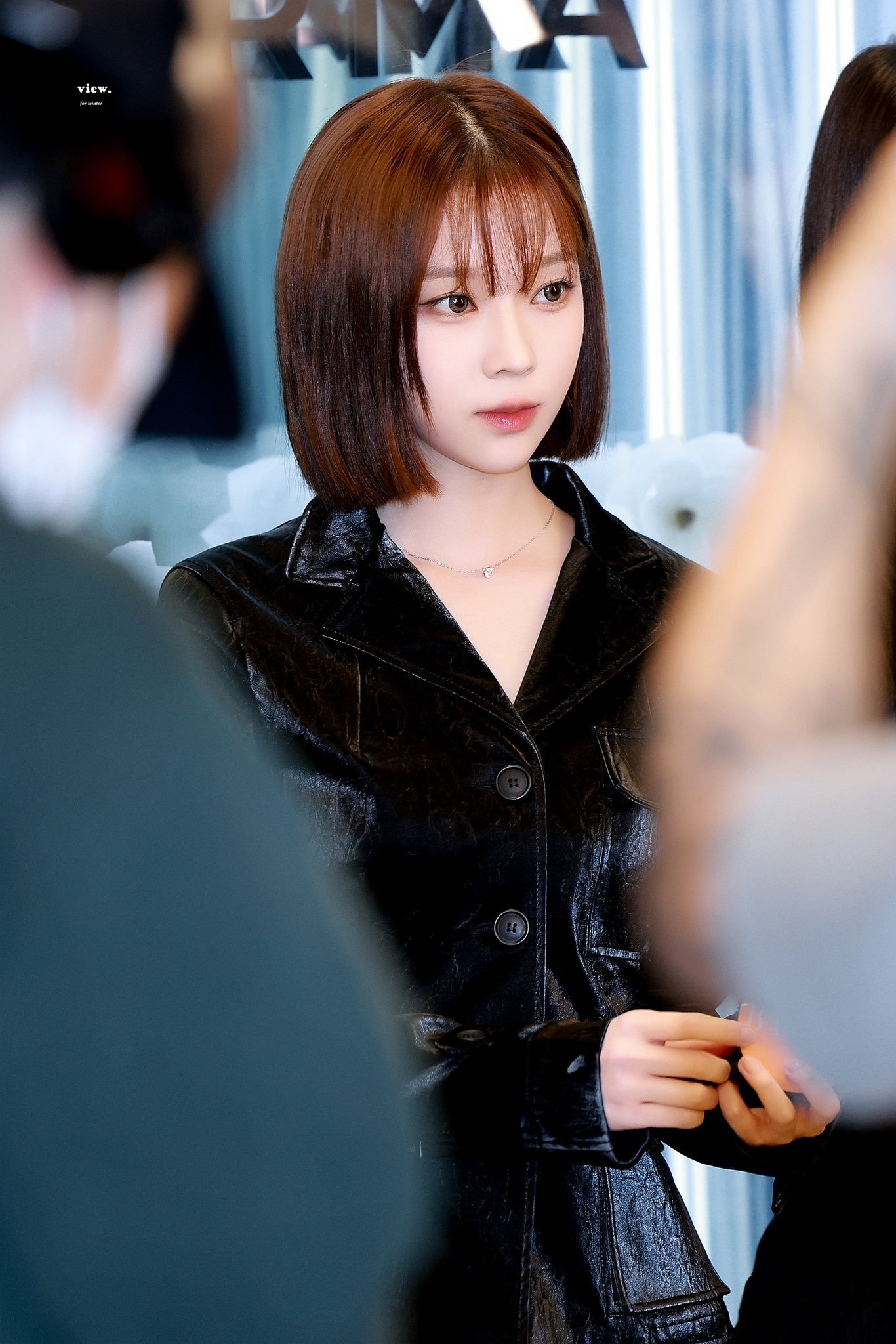 향수를 아래로 향하게 하고서 포즈