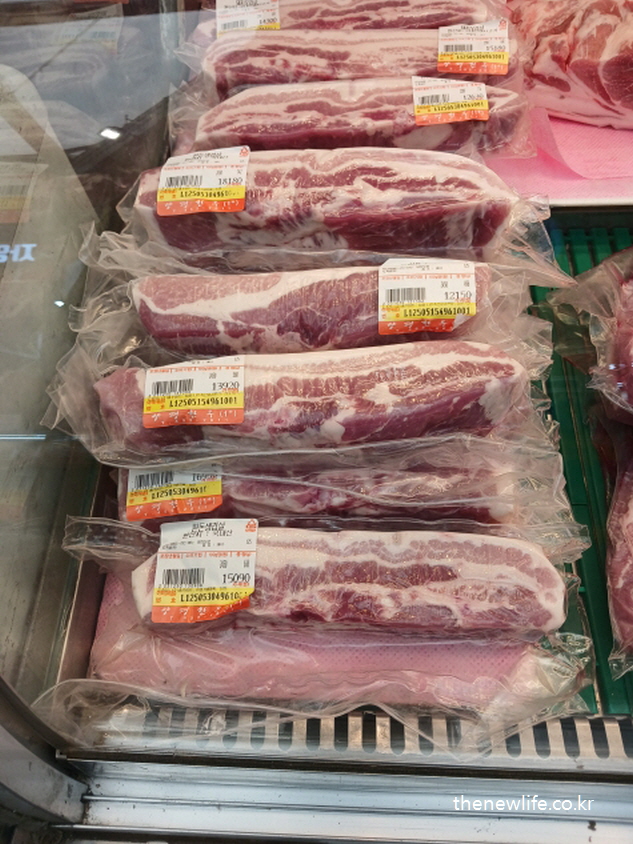 마트에 진열된 마른비만 예방음식-수육용 삼겹살 포장 상품