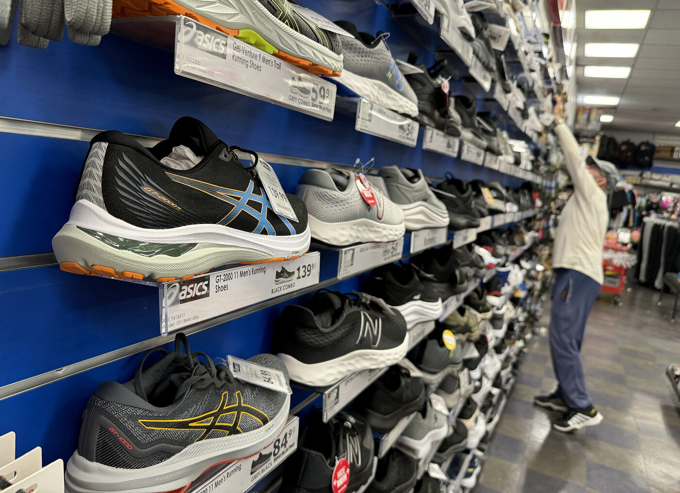 러닝화 판매점에 진열된 여러 러닝화들