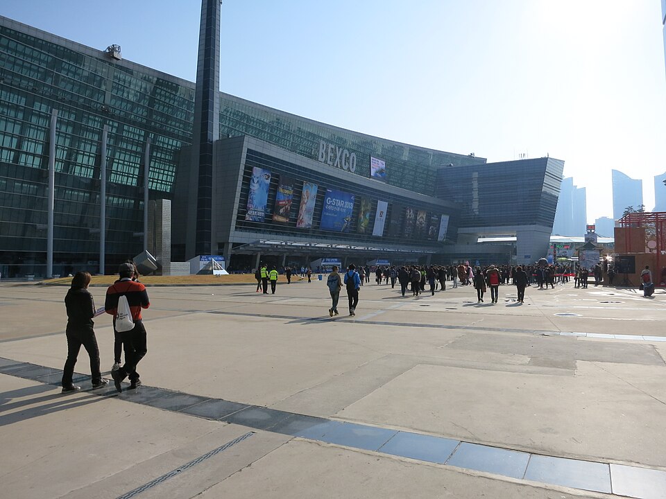 벡스코 건물과 광장을 보여주는 2013년 참고 사진