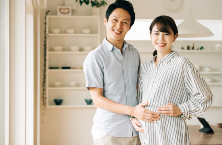 임신한 신혼 부부