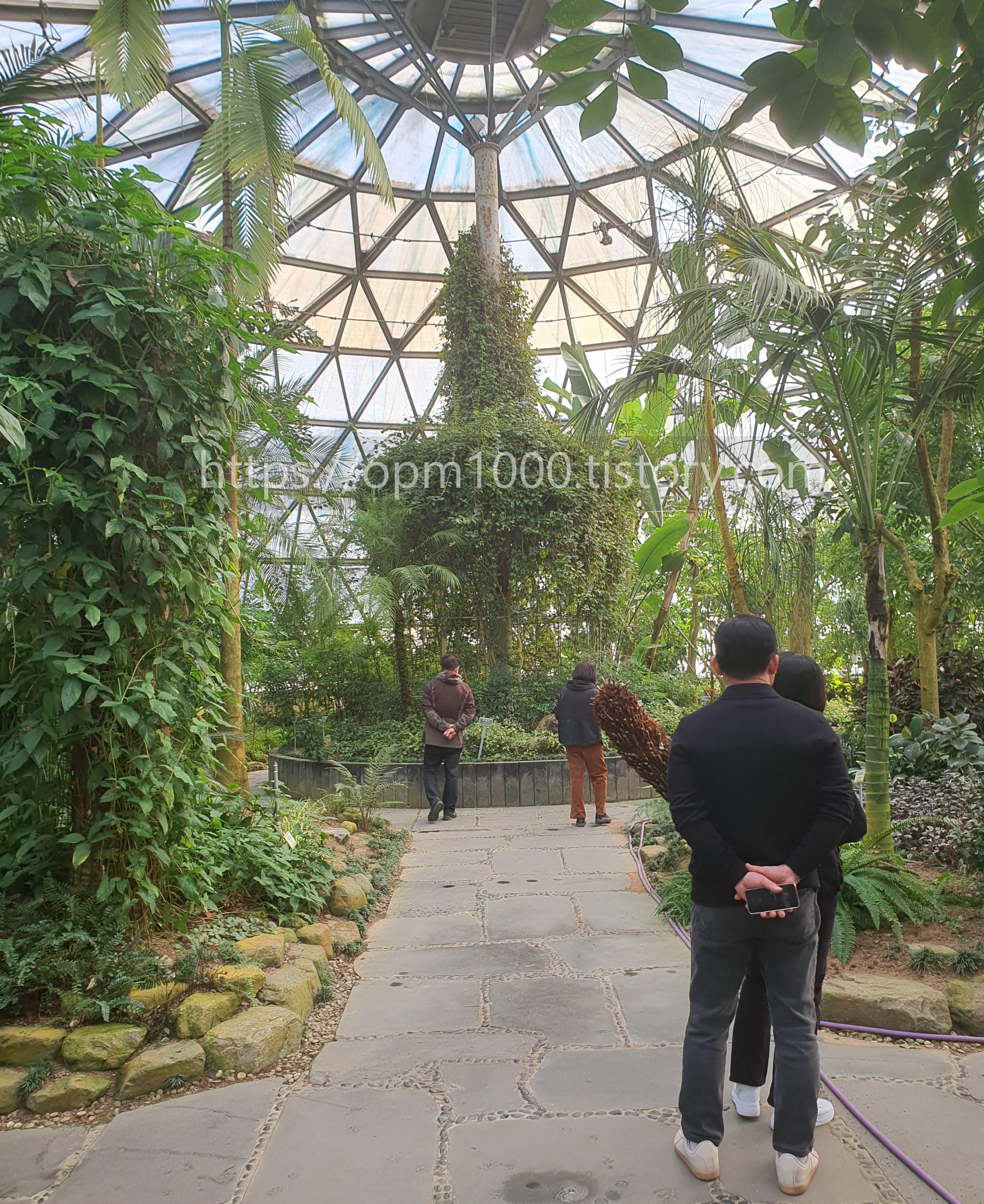 경상남도 수목원 내부에 식물원