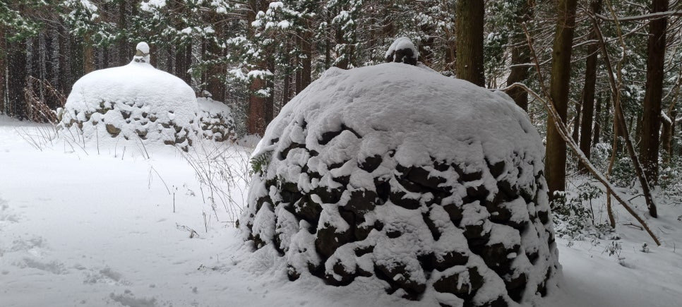 머체왓숲길 중간 지점의 방사탑