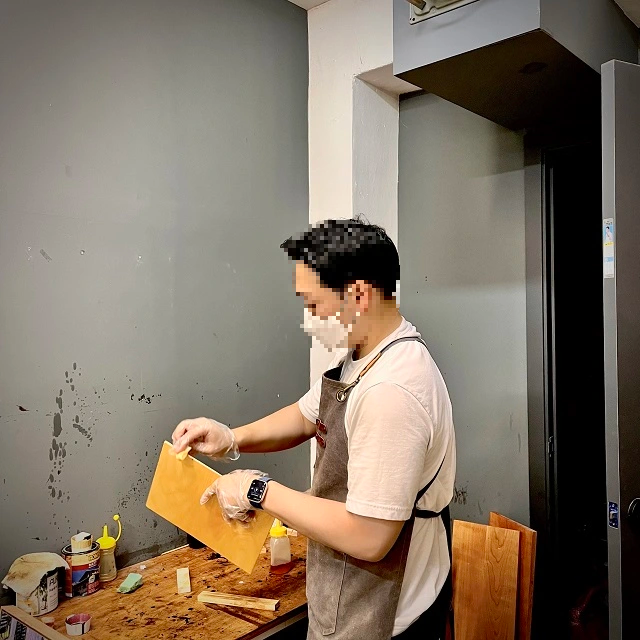 액자 제작 중인 POZIP 작가 1