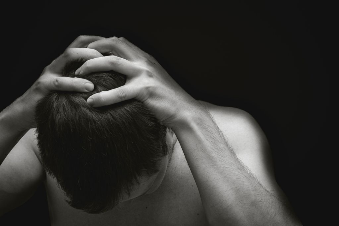 머리를 쥐어짜고 괴로워하는 모습.