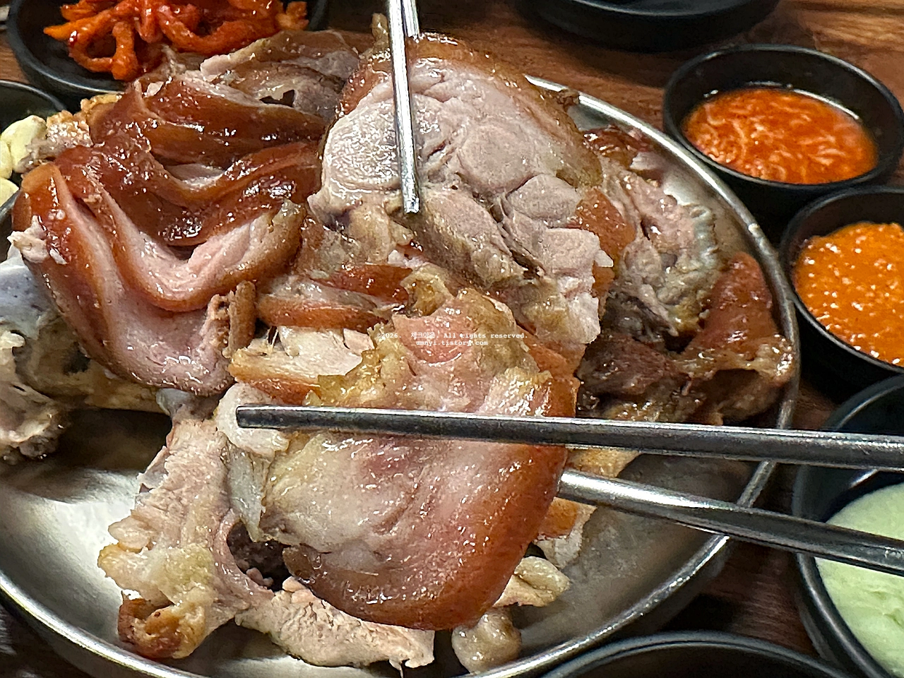 만족오향족발 사당역점의 오향족발 앞발 고기를 젓가락으로 집어서 촬영한 사진