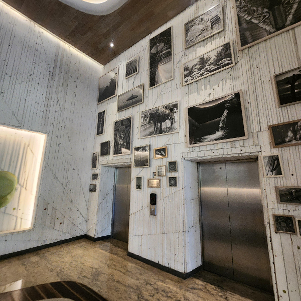 림바 숙소 흰색 벽면에 많은 사진들으 부착되어 있다.