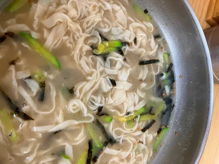 백반기행 177회 윤소이 편 손칼국수 칼국수 콩가루 옥수수가루 면발 합천 맛집 소개