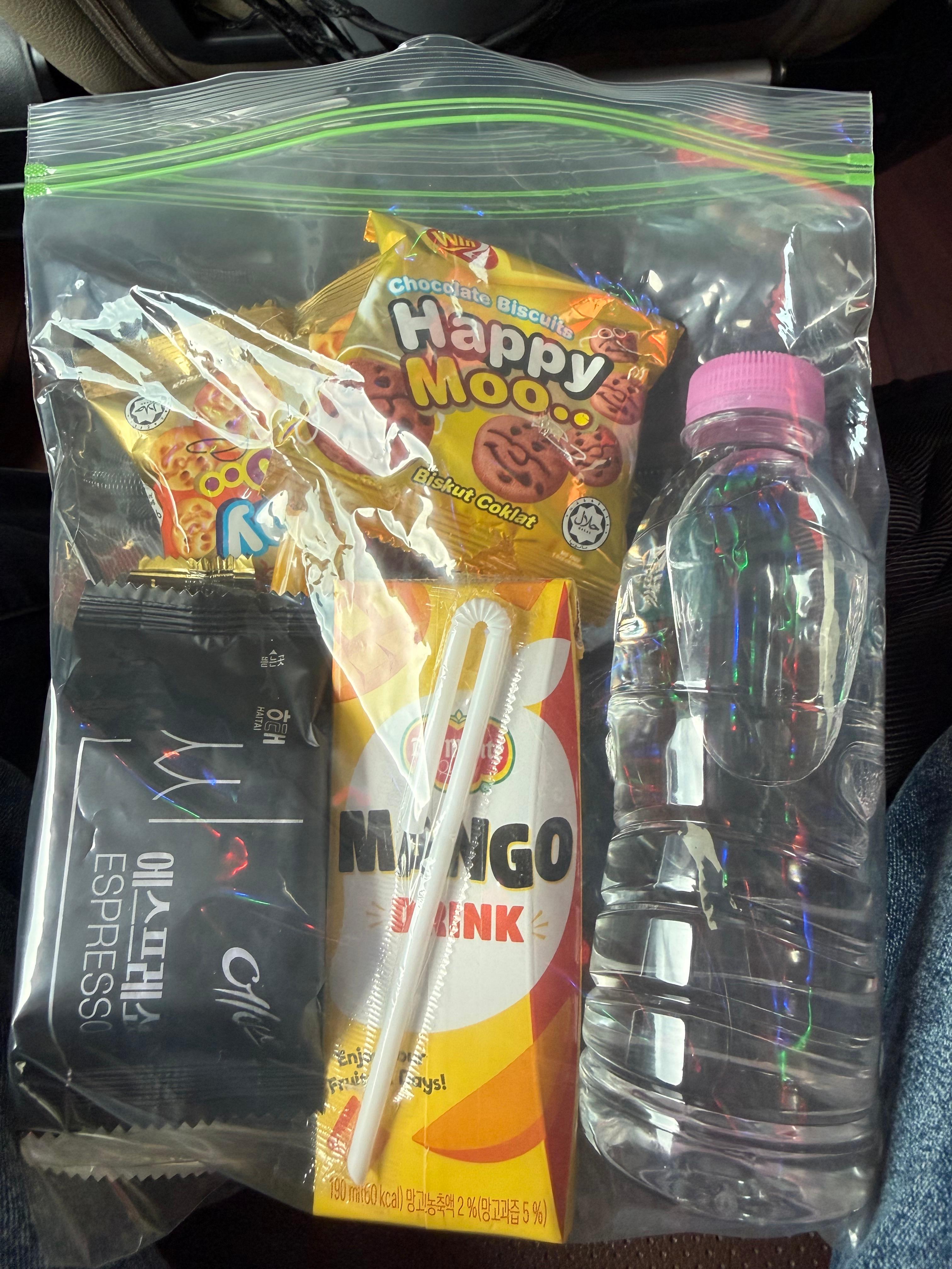 출발 전, 참가자들을 위해 준비된 정성 가득한 다과 꾸러미입니다. 이동하는 동안 맛있는 간식으로 즐거운 시간을 보낼 수 있었습니다.