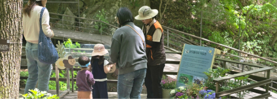 어린이와 어른이 야외 활동을 하는 모습