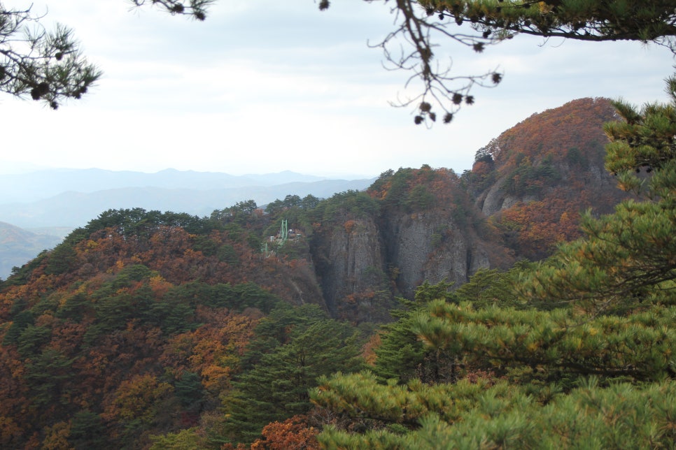 100대 명산 등산하기 첫번째 봉화 청량산은 소금강이라 불릴 만큼 아름다운 암봉과 깊은 계곡, 고요한 사찰 청량사가 조화를 이루는 경북 봉화의 대표 명산