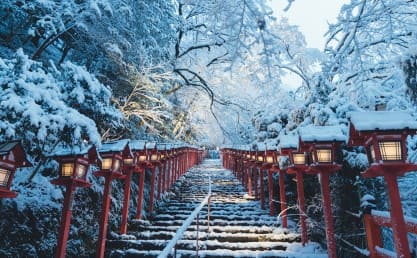 빨간색 나무로 만들어진 등이 좌우 일렬로 서있다