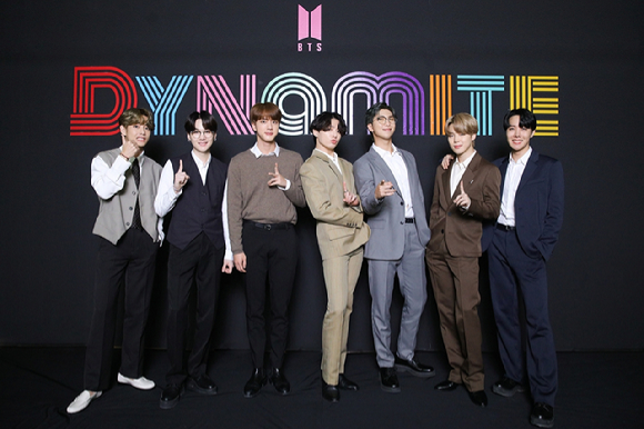 그룹 방탄소년단이 미국 빌보드 &#39;핫100&#39; 1위 기념 글로벌 미디어데이에서 포즈를 취하고 있다. [사진=빅히트엔터테인먼트]