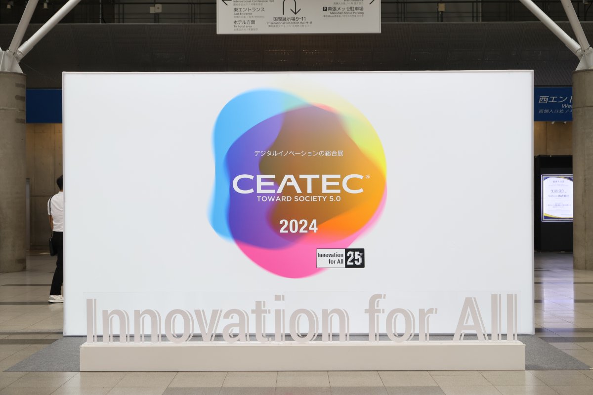 CEATEC 2024 개최 테마를 보여 주는 로고 간판과 전시장 입구