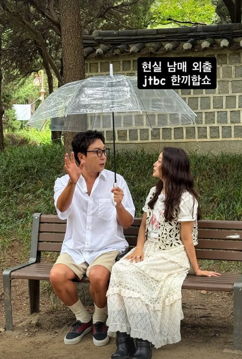 비 오는 날, 김희선 옆에서 우산 혼자 쓴 탁재훈? "현실남매" 케미 터진 '한끼합쇼' 현장!