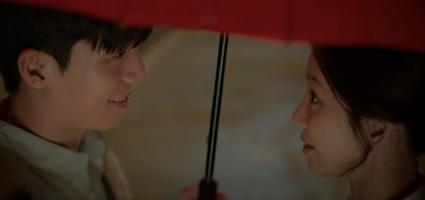 서로를 바라보는 남자와 여자