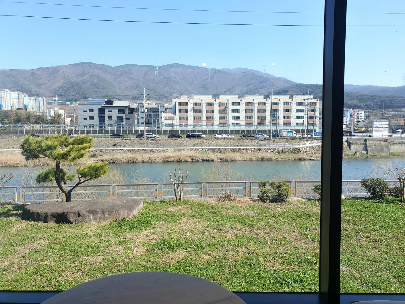 카페 정면 뷰