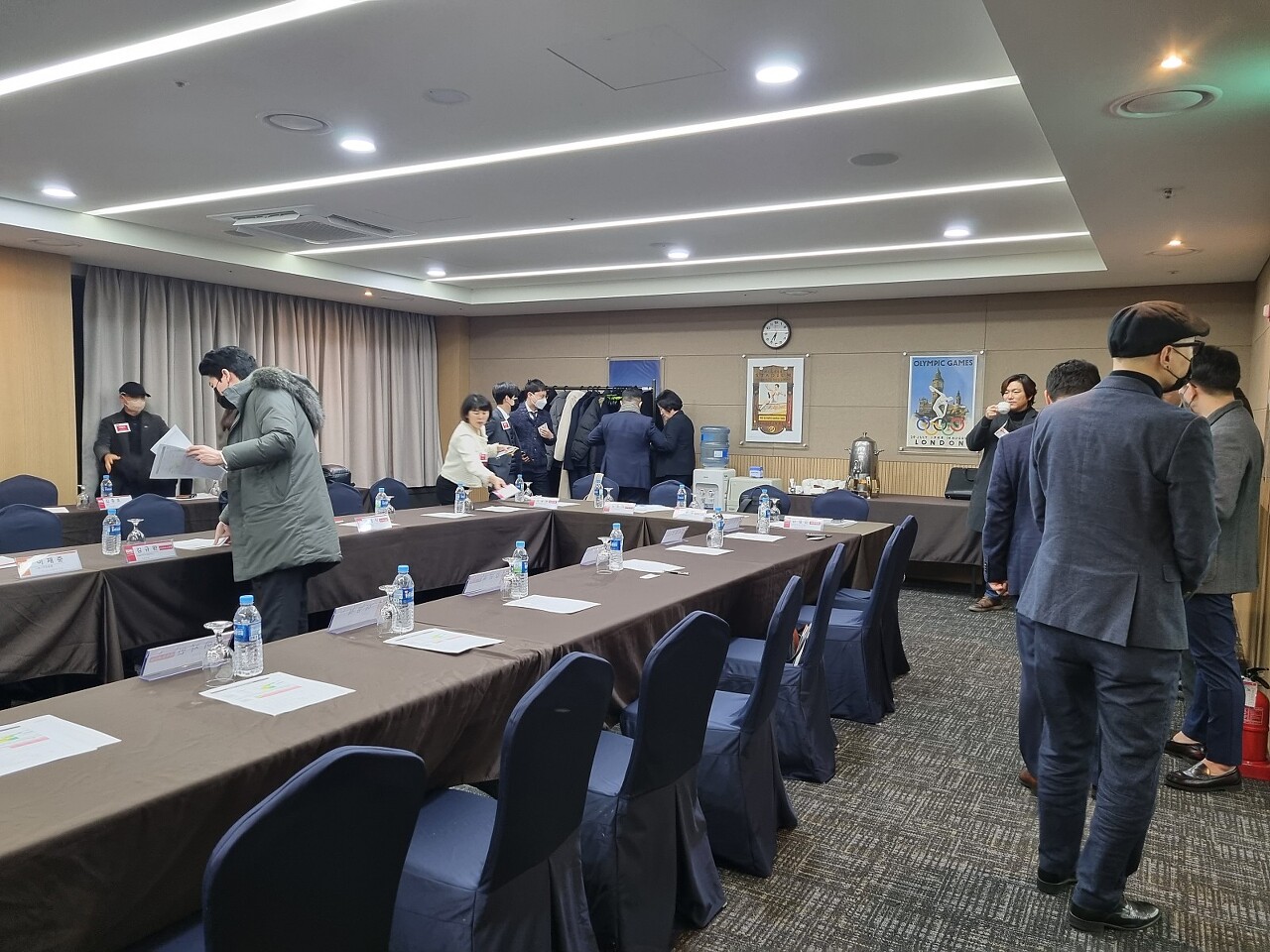 런던홀 회의실 비엔아이 모임을 준비하는 10명의 멤버들이 회의전 비즈니스 대화를 이어가고 있습니다.