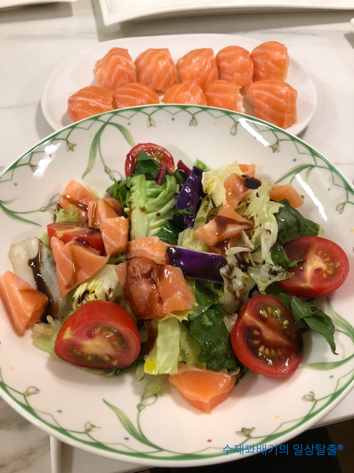 연어 초밥 샐러드