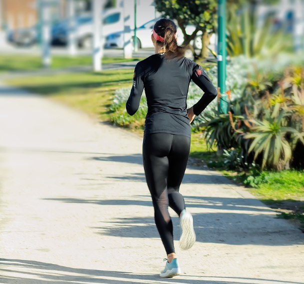 중년여성 걷기 운동사진