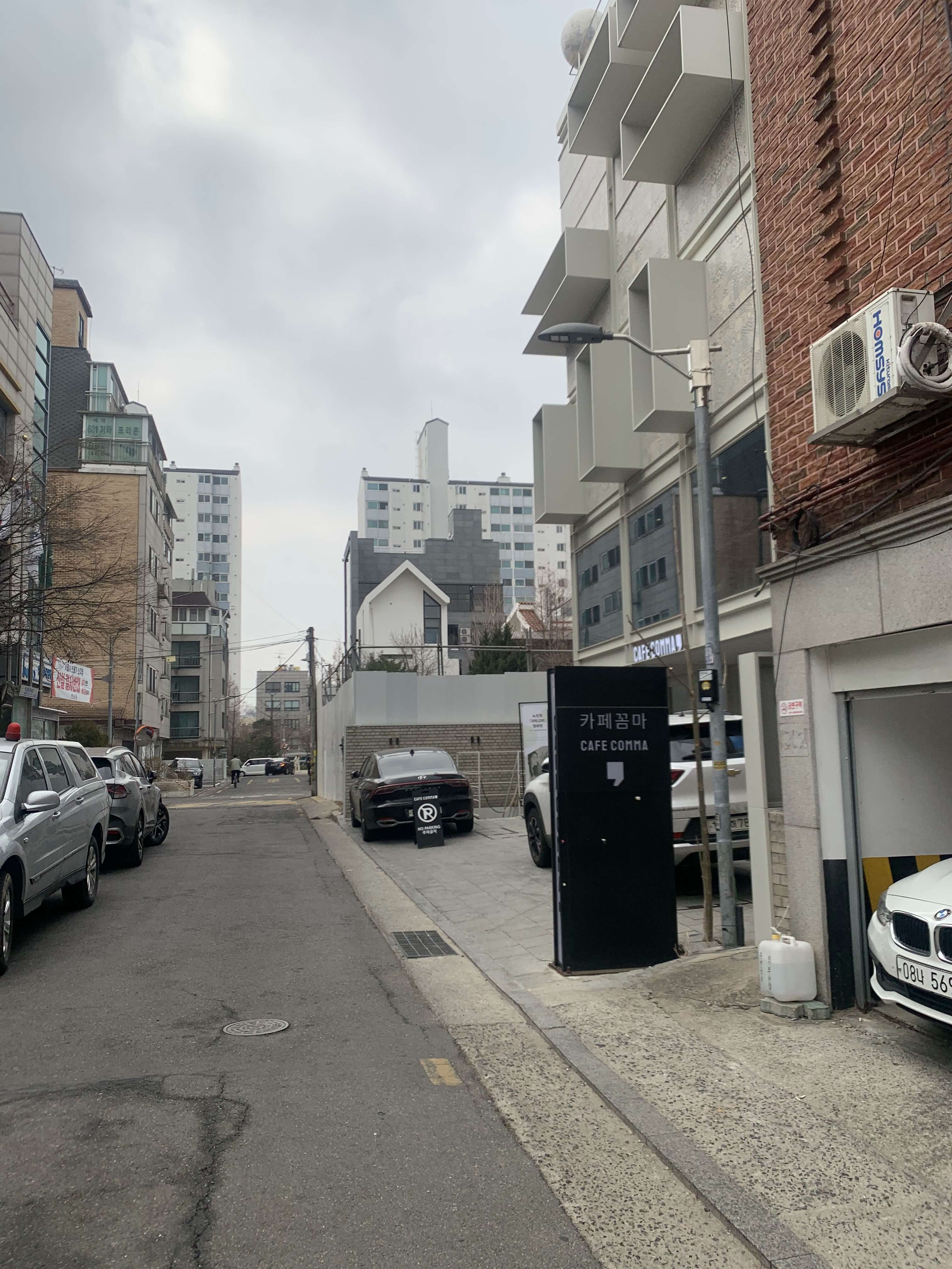 건물 멀리서 본 모습