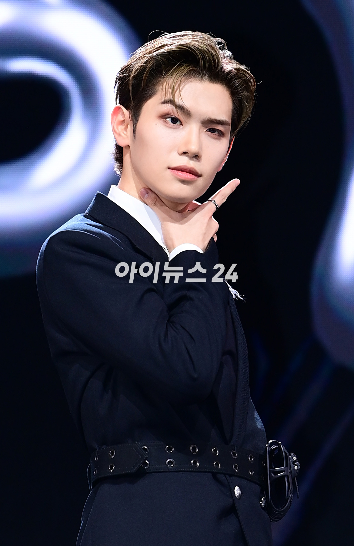 그룹 제로베이스원 김태래가 6일 오후 서울 광진구 예스24라이브홀에서 열린 제로베이스원(ZEROBASEONE) 두 번째 미니앨범 '멜팅 포인트'(Melting Point) 발매 기념 쇼케이스에서 포토타임을 갖고 있다. [사진=정소희 기자]